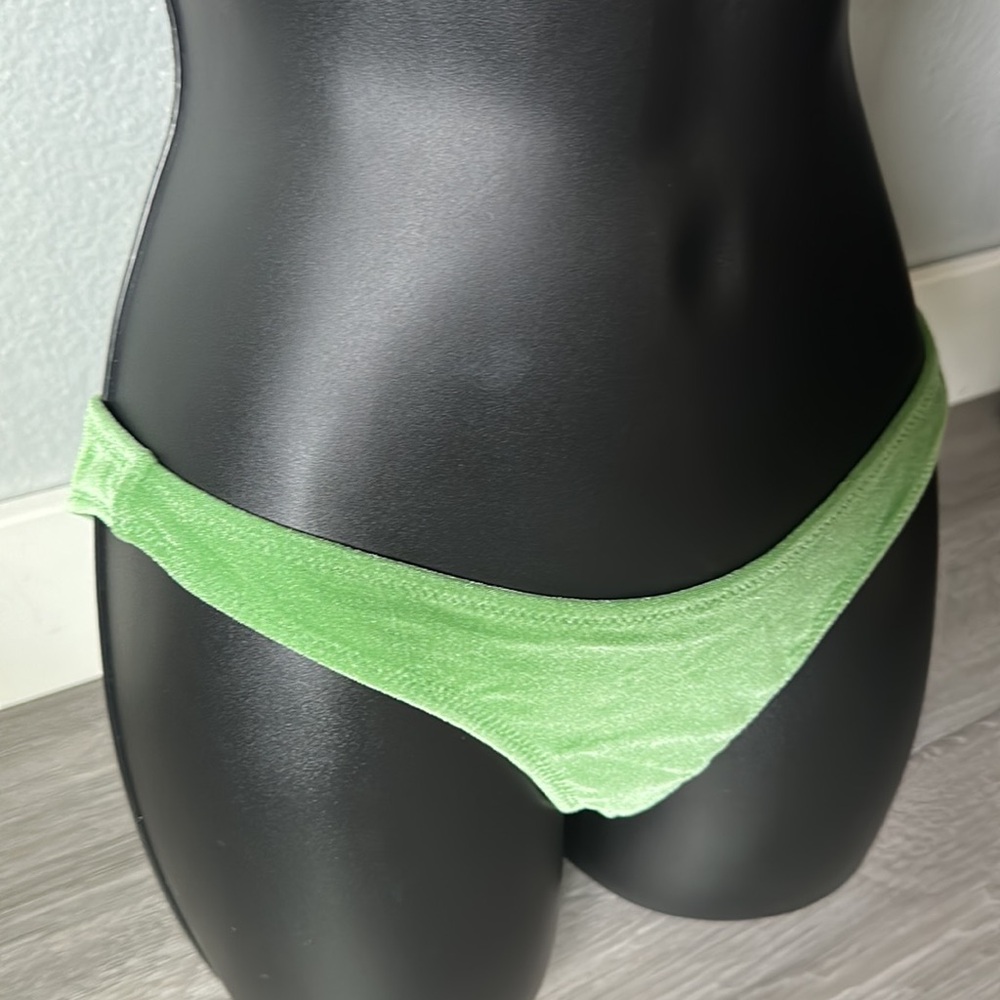 Green velvet Normal coverage bottom. - Picture 5 of 8